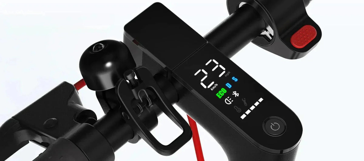 Närbild på displayen på en Xiaomi-elsparkcykel med hastighet, ECO-läge och skiftnyckelsymbolen som visar fel