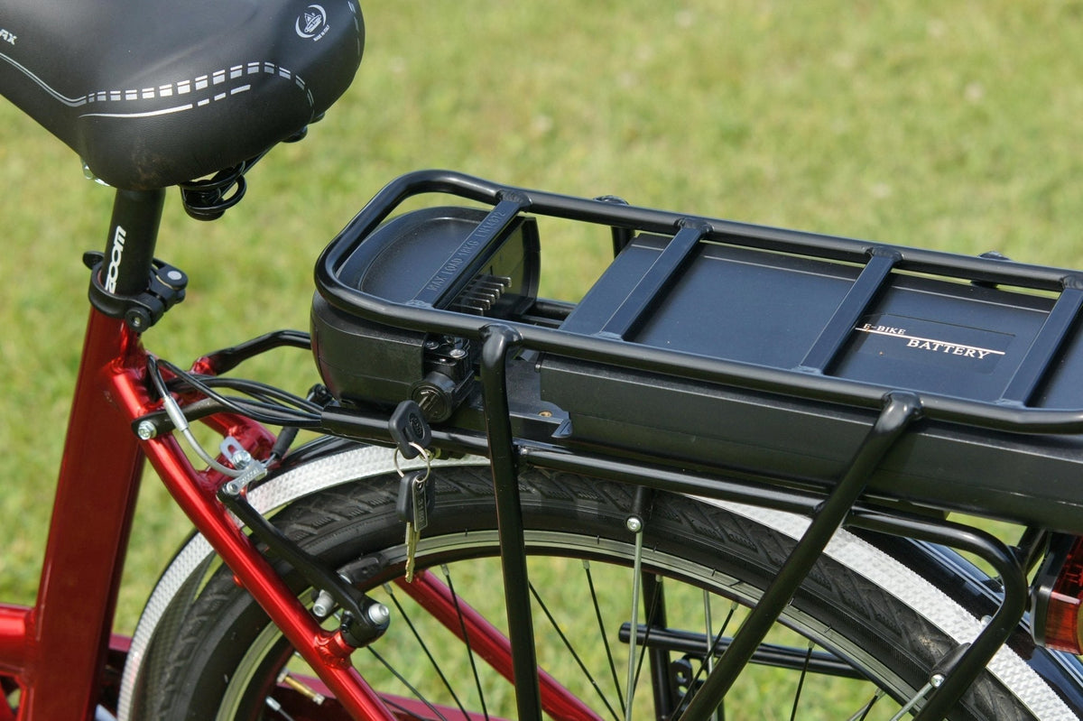 Elcykelbatteri i pakethållaren med nyckeln i batterilåset – försäkring för elcykel och elsparkcykel