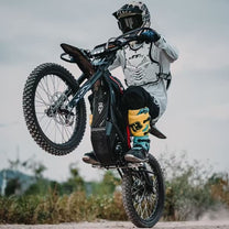 Förare gör ett hopp med 79BIKE Falcon Pro el-cross