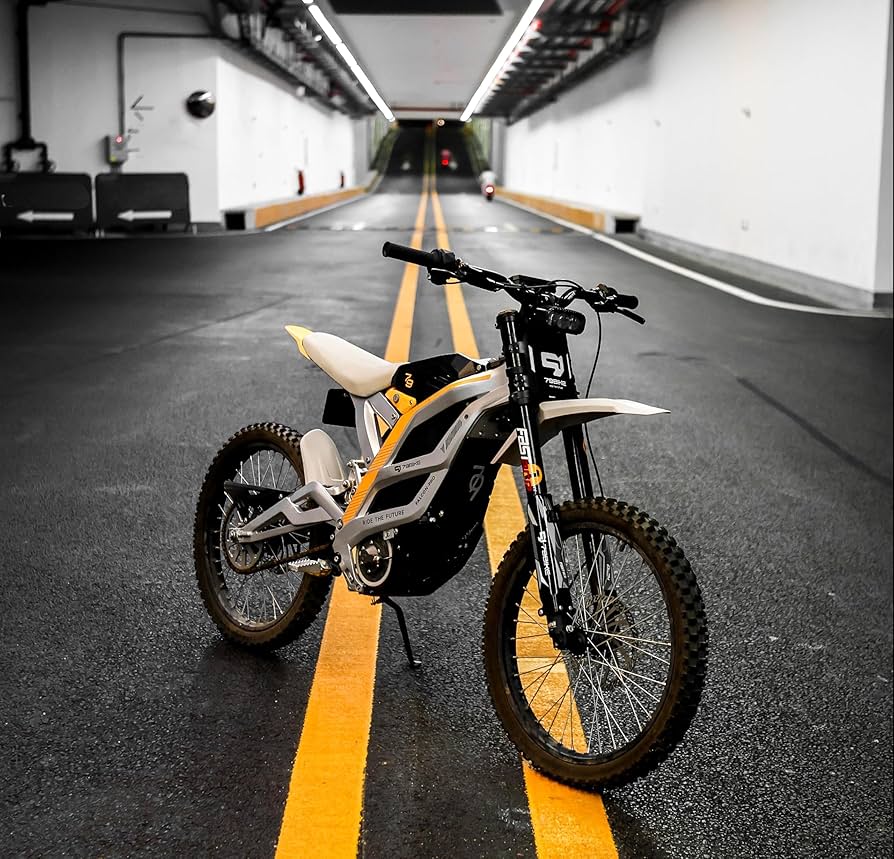 79BIKE Falcon Pro el-cross snett framifrån mot mörk bakgrund