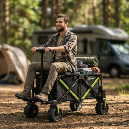 Man sitter på DYU Campx med packning på en campingplats i skogen, husbil och tält i bakgrunden