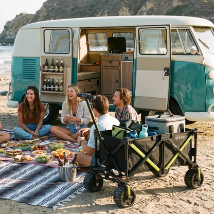 DYU Campx på en strand med väskor och flaskor i vagnen, framför en skåpbil och en picknick
