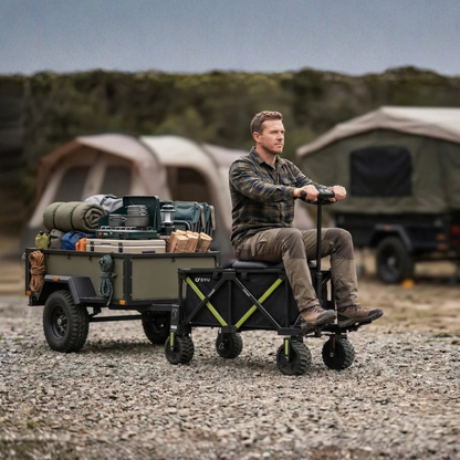 DYU Campx på grus med en man sittande på vagnen bredvid en lastad släpvagn och tält