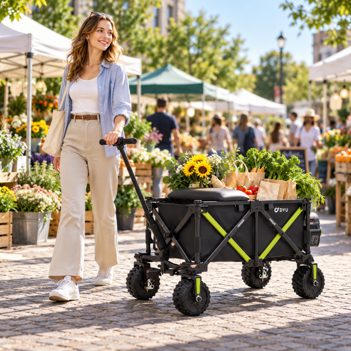 Kvinna drar DYU Campx vagn på en marknad, med blommor och matkassar på vagnen