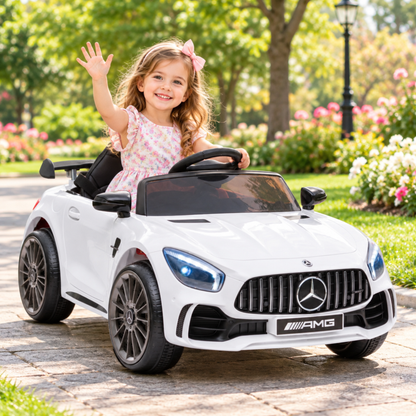 Barn kör Mercedes AMG GT elbil för barn i färgen vit i en park