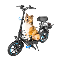 GYROOR C1 Plus svart med sadel, bakkorg och blå fälgar, en hund sitter på fotplattan