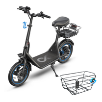 GYROOR C1 Plus snett framifrån med sadel och bakre korg samt en separat svart korg bredvid