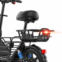 GYROOR C1 Plus bakifrån från sidan med sadel, pakethållare, röd baklampa och blå bakfjäder