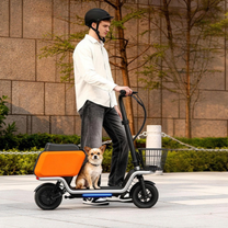 Man står med HX S20 elsparkcykel med en hund