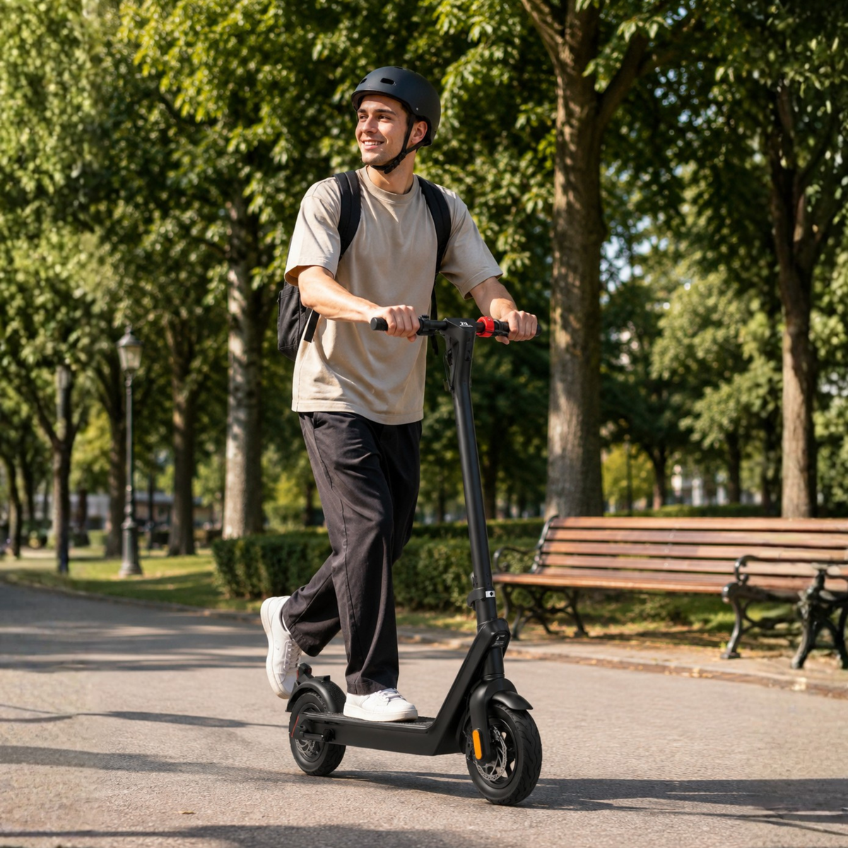 Man som kör HX X9 Pro Max elsparkcykel i en park