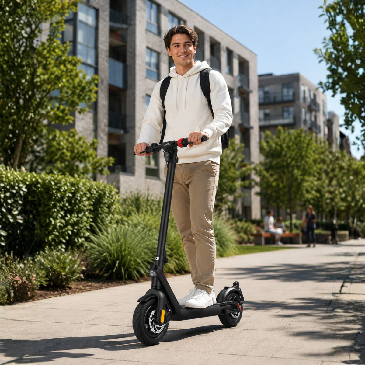 Man står med HX X9 Pro Max elsparkcykel i en park