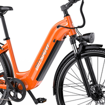 Sidovy av OneSport OT05 Max med orange ram med lågt insteg, batteri, vev och pedal