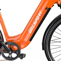 OneSport OT05 Max, närbild på orange ram med OneSport-text, vevparti, pedal och framhjul