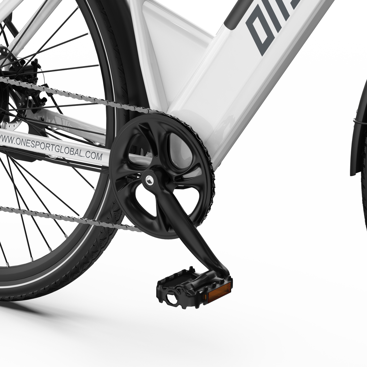 OneSport OT12 Pro, närbild på vevparti, kedjering och pedal med reflex på vit ram