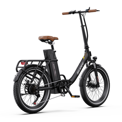 OneSport OT16 Pro elcykel i svart, snett bakifrån från höger sida med kedja, pedal och pakethållare