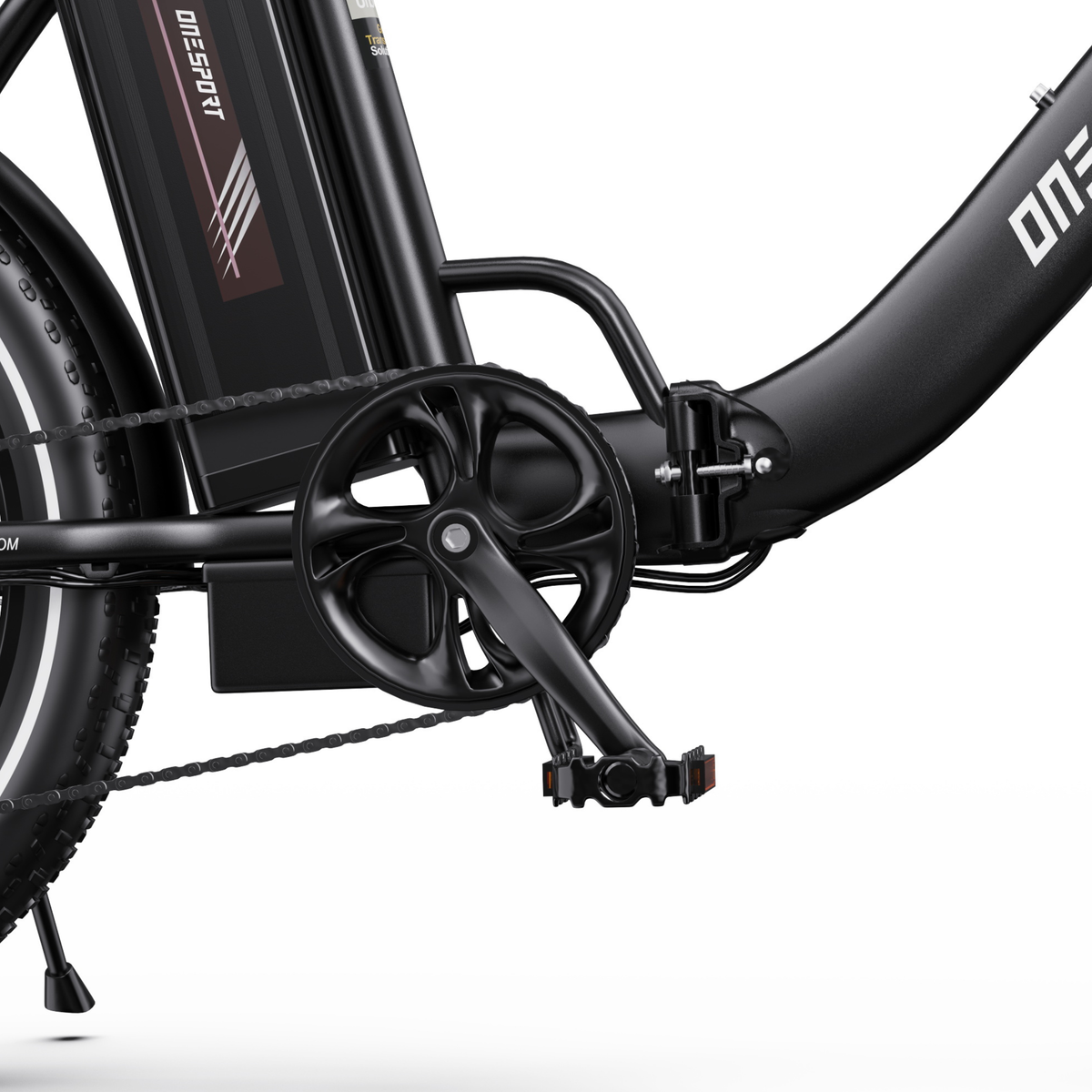 OneSport OT16 Pro närbild på vevparti, pedal, batteri och ramled i svart