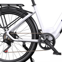 OneSport WT05, närbild på bakre ram, pakethållare, kedja, kassett, kedjekrans och pedal