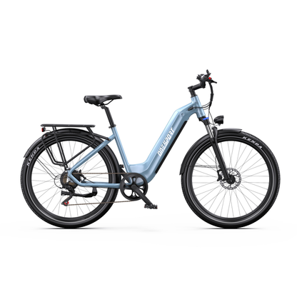 OneSport WT05 elcykel i ljusblått sedd från sidan med pakethållare, skärmar och skivbroms