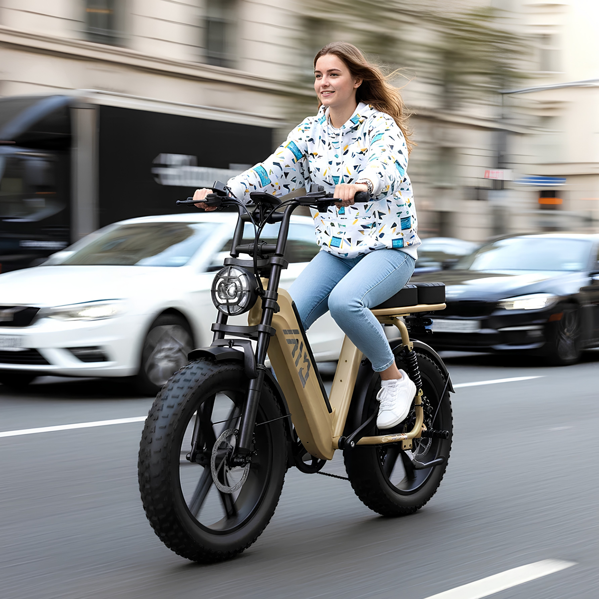 Kvinna som kör TST R7 fatbike-elcykel i färgen beige på en gata