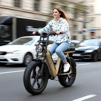 Kvinna som kör TST R7 fatbike-elcykel i färgen beige på en gata