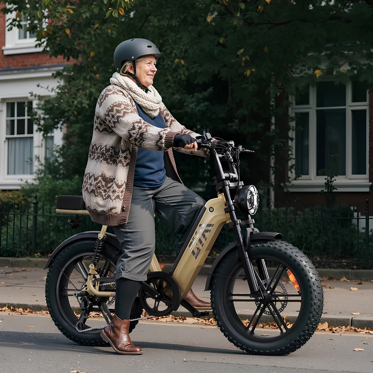 Person som kör TST R7 fatbike-elcykel i färgen beige på en gata