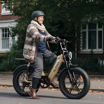 Person som kör TST R7 fatbike-elcykel i färgen beige på en gata