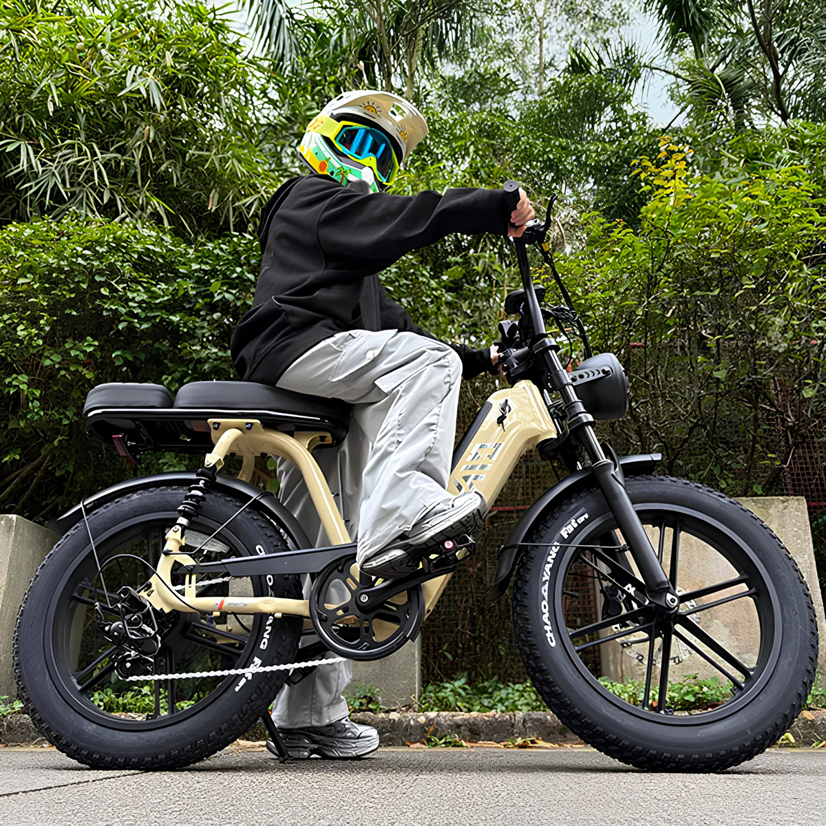 Man sitter på TST R7 fatbike-elcykel i färgen beige i en park