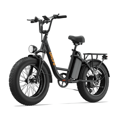 URLIFE E20 Pro, svart elcykel med feta däck och orange logotyp, sedd snett framifrån