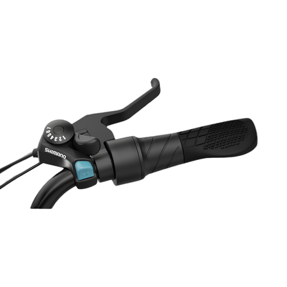 Närbild på styrhandtag med bromshandtag, växelreglage från Shimano och blå knapp