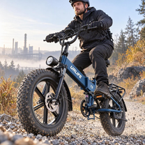 Blå URLIFE T5 med cyklist på grusunderlag, industribyggnader i bakgrunden