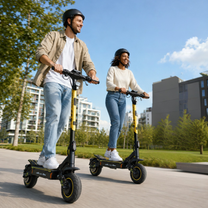 Wheely - H7: man och kvinna med hjälmar åker varsin svart och gul elsparkcykel i en park