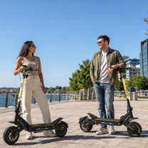 Kvinna och man står vid varsin Wheely - H7 på en kaj