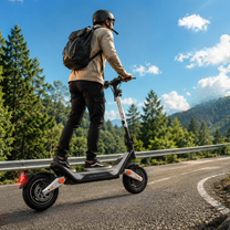 Person med hjälm och ryggsäck åker Wheely - J18 på en kurvig väg genom skog en solig dag