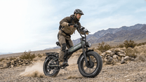 Person som kör APEFOX RH20 hopfällbar fatbike-elcykel på en gräsplan