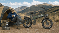 Person sitter bredvid APEFOX RH20 hopfällbar fatbike-elcykel på en gräsplan