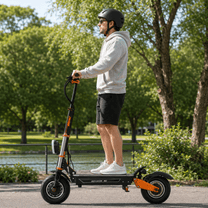 Man står med BOYUEDA M2 elsparkcykel i en park