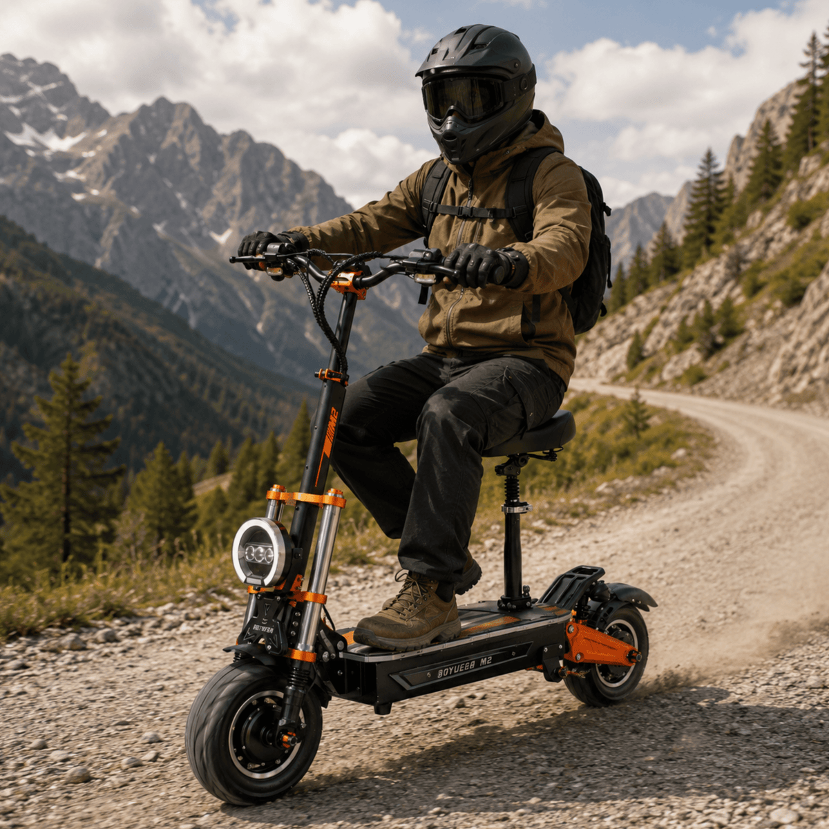 Förare kör BOYUEDA M2 elsparkcykel i terräng i bergsmiljö
