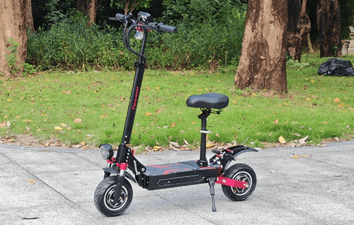 BOYUEDA Q7 PRO MAX elsparkcykel snett framifrån i en park