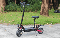 BOYUEDA Q7 PRO MAX elsparkcykel snett framifrån i en park