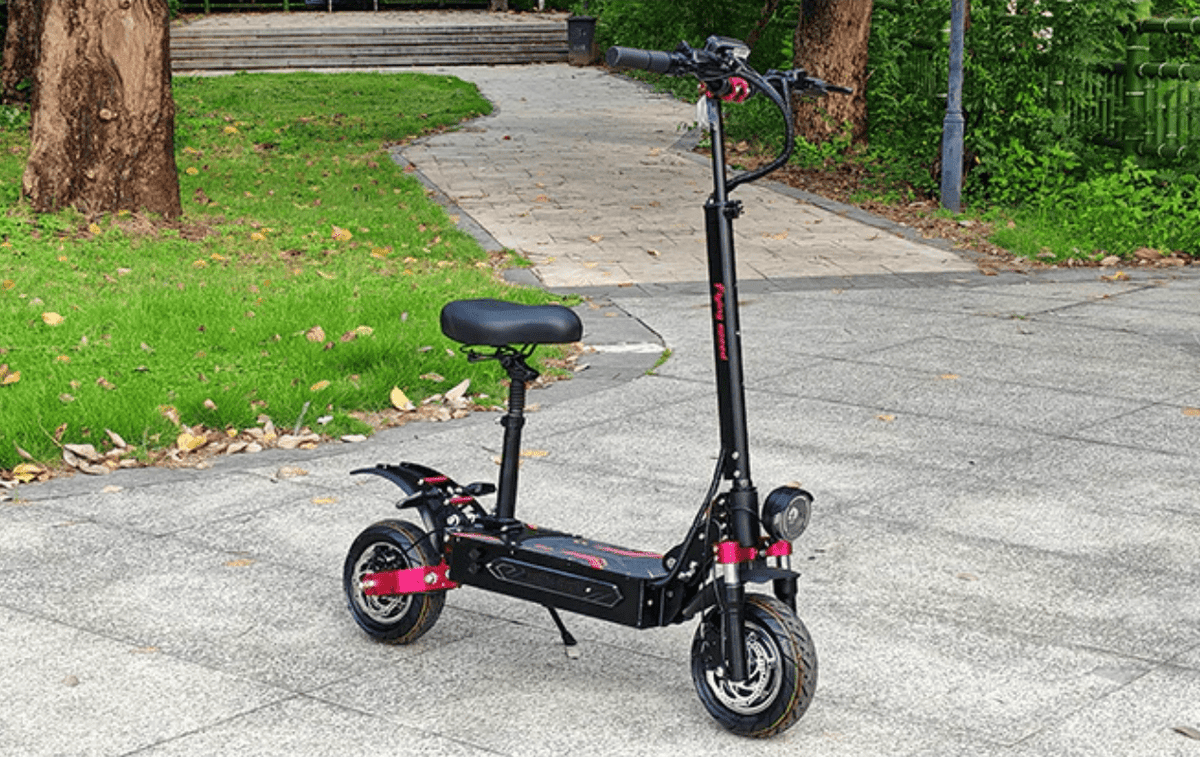 BOYUEDA Q7 PRO MAX elsparkcykel sedd från sidan i en park