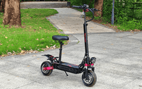 BOYUEDA Q7 PRO MAX elsparkcykel sedd från sidan i en park