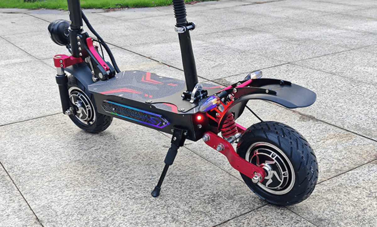 BOYUEDA Q7 PRO MAX elsparkcykel snett bakifrån i en park