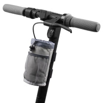 Flaskhållare Bag Edition i grått på elsparkcykeln, sedd snett