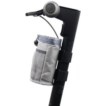 Flaskhållare Bag Edition i grått på elsparkcykeln, sedd från sidan