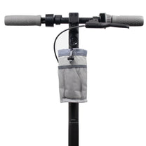 Flaskhållare Bag Edition i grått på elsparkcykeln, sedd framifrån