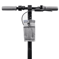 Flaskhållare Bag Edition i grått på elsparkcykeln, sedd framifrån