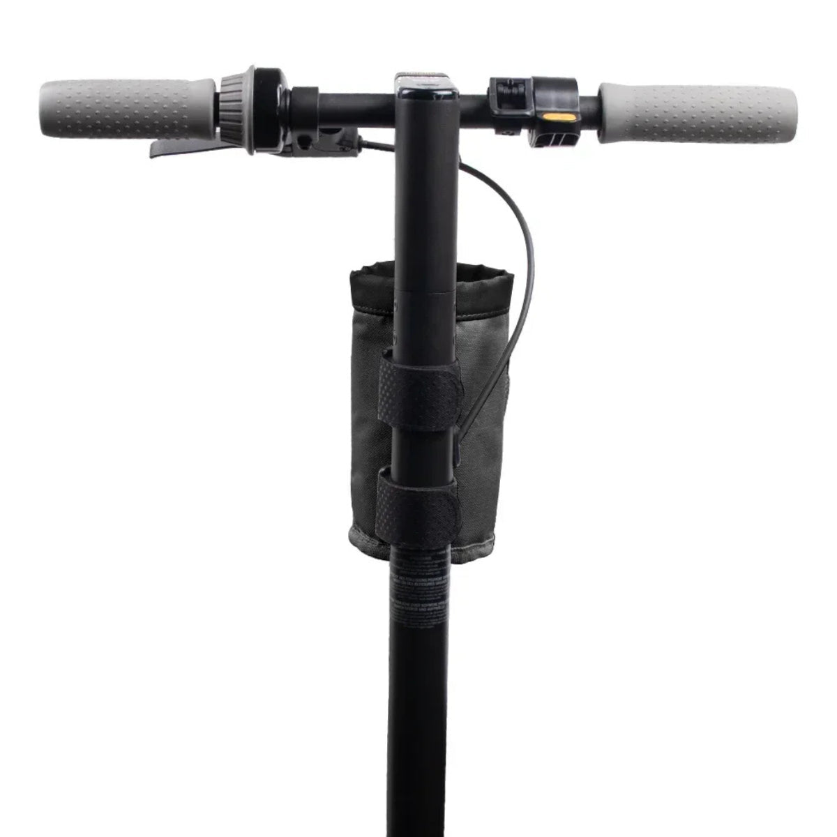 Flaskhållare Bag Edition i svart på elsparkcykeln, sedd framifrån