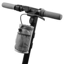 Flaskhållare Bag Edition i grått på elsparkcykeln, sedd snett