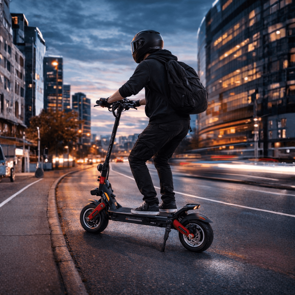 Man som kör DUALTRON New Achilleus elsparkcykel på en gata