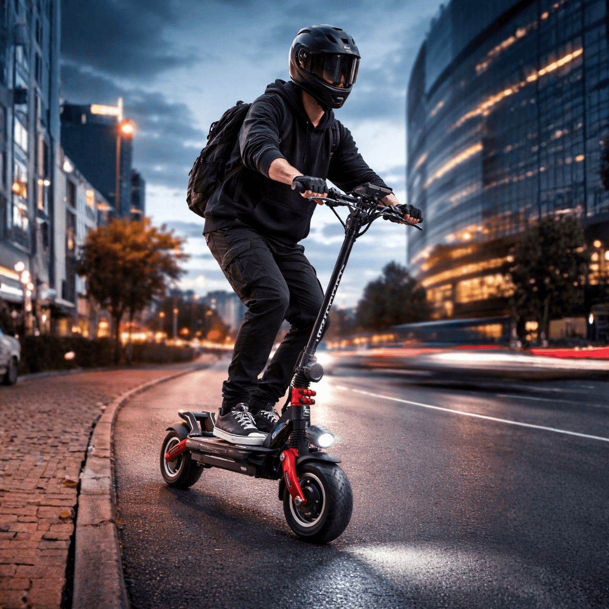 Man som kör DUALTRON New Achilleus elsparkcykel i stadsmiljö i solnedgång